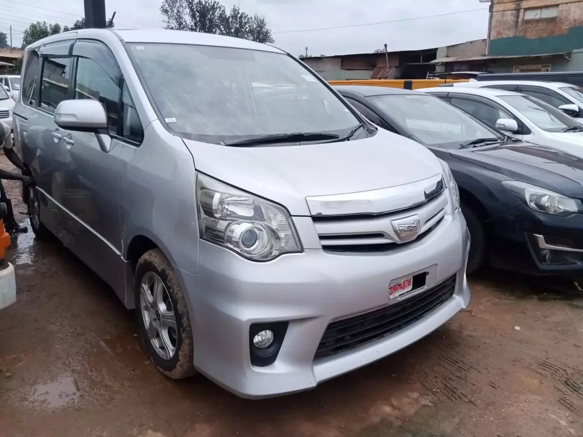 Toyota Noah   - 2010