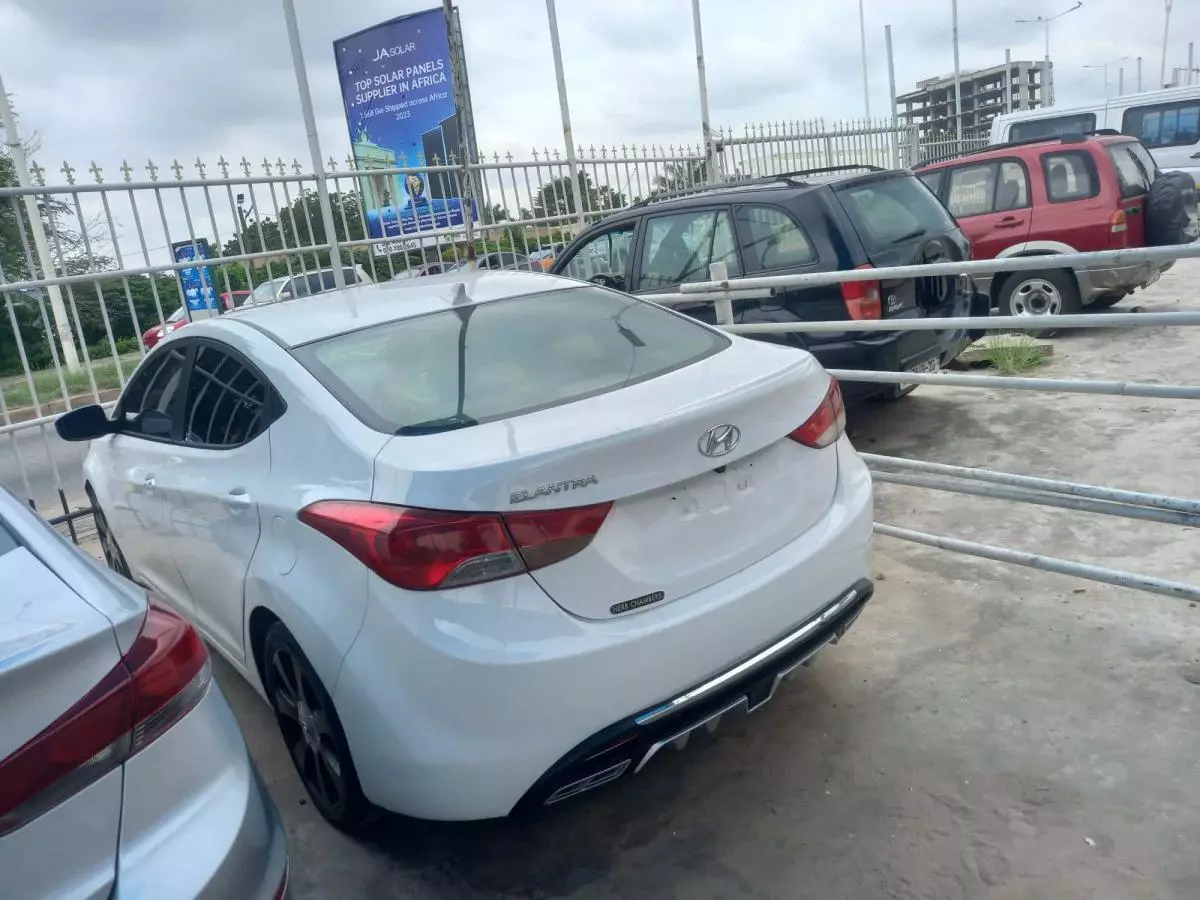 Hyundai Elantra   - 2012