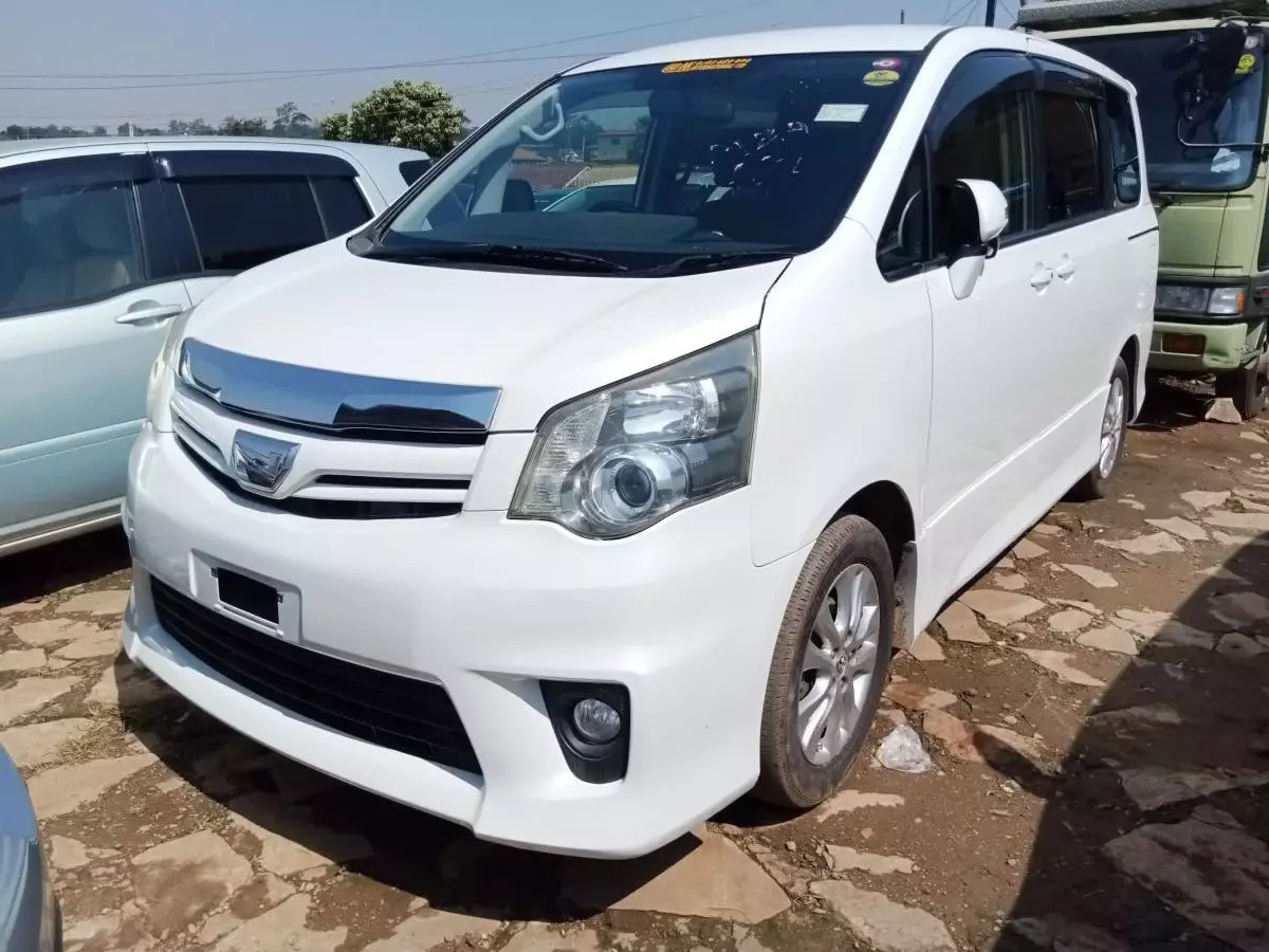 Toyota Noah   - 2010