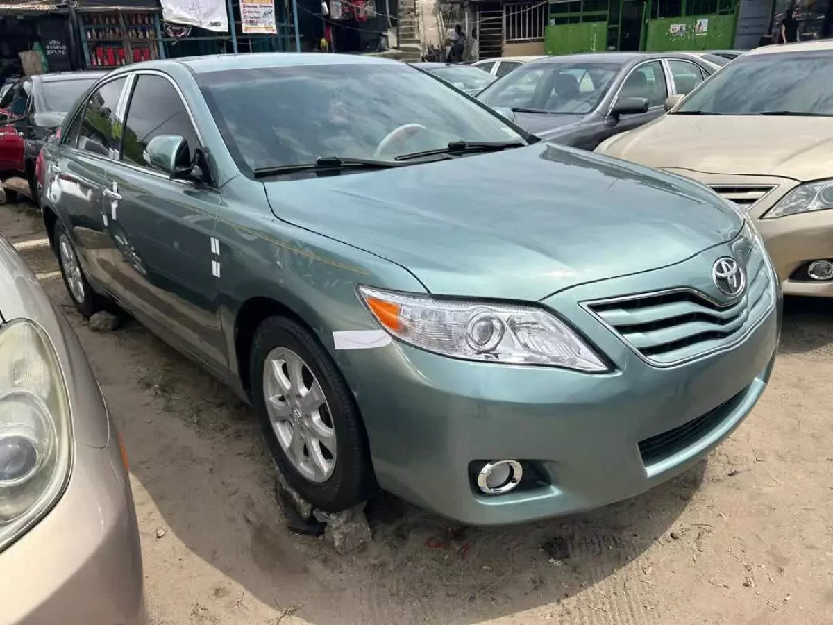 Toyota Camry   - 2011