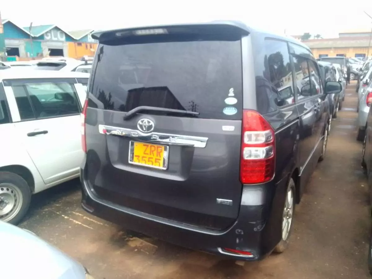 Toyota Noah   - 2010