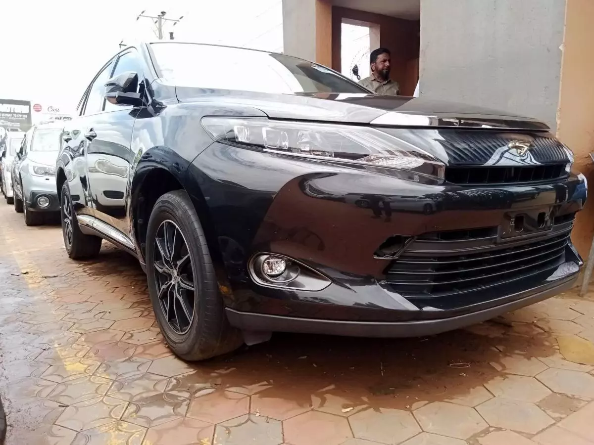 Toyota Harrier   - 2016