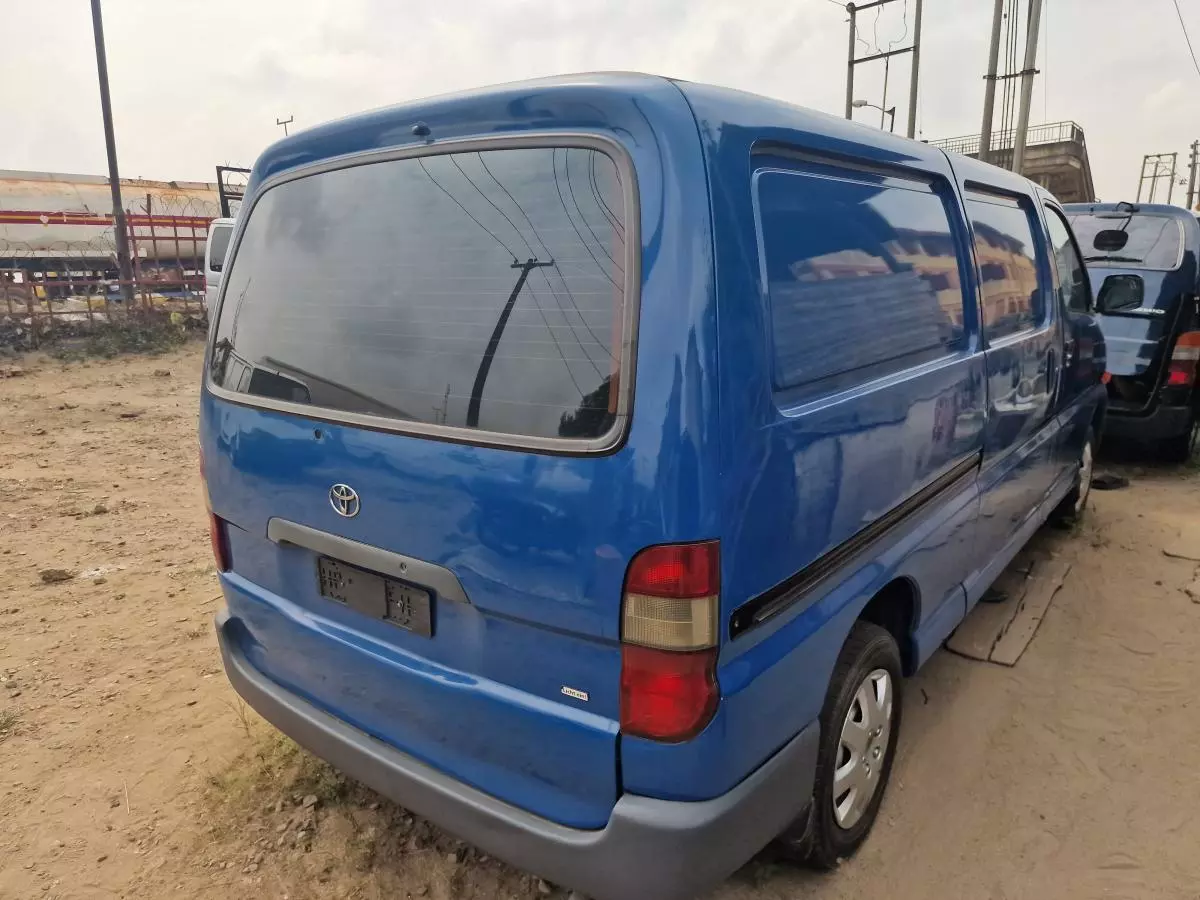 Toyota Hiace   - 2005