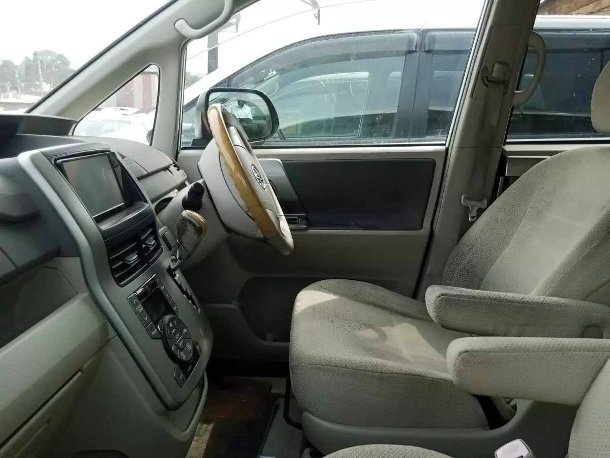 Toyota Noah   - 2009