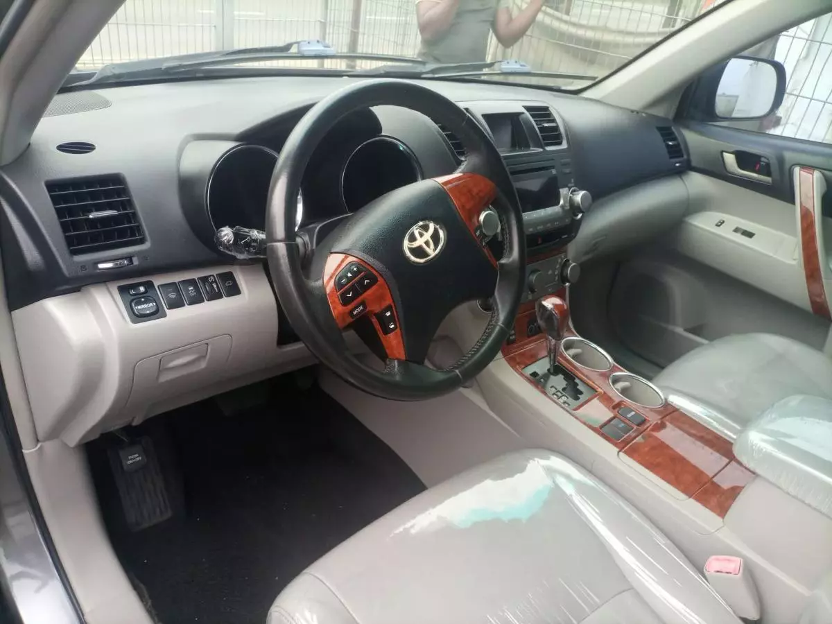 Toyota Highlander   - 2011