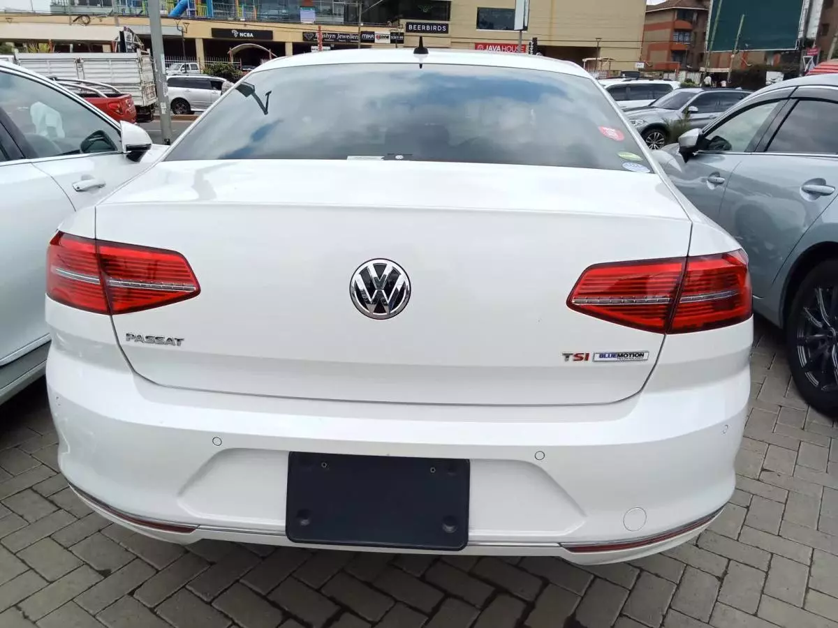 Volkswagen Passat   - 2017