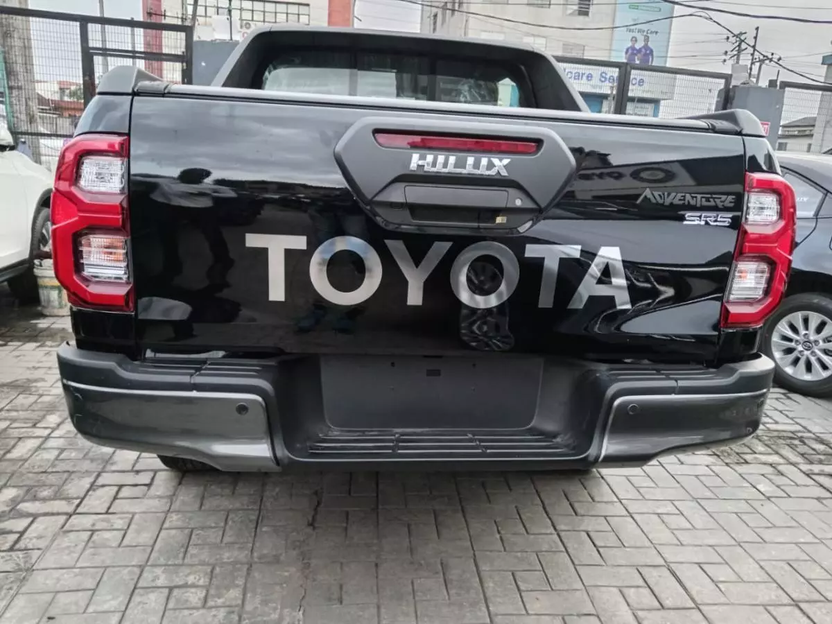 Toyota Hilux   - 2024