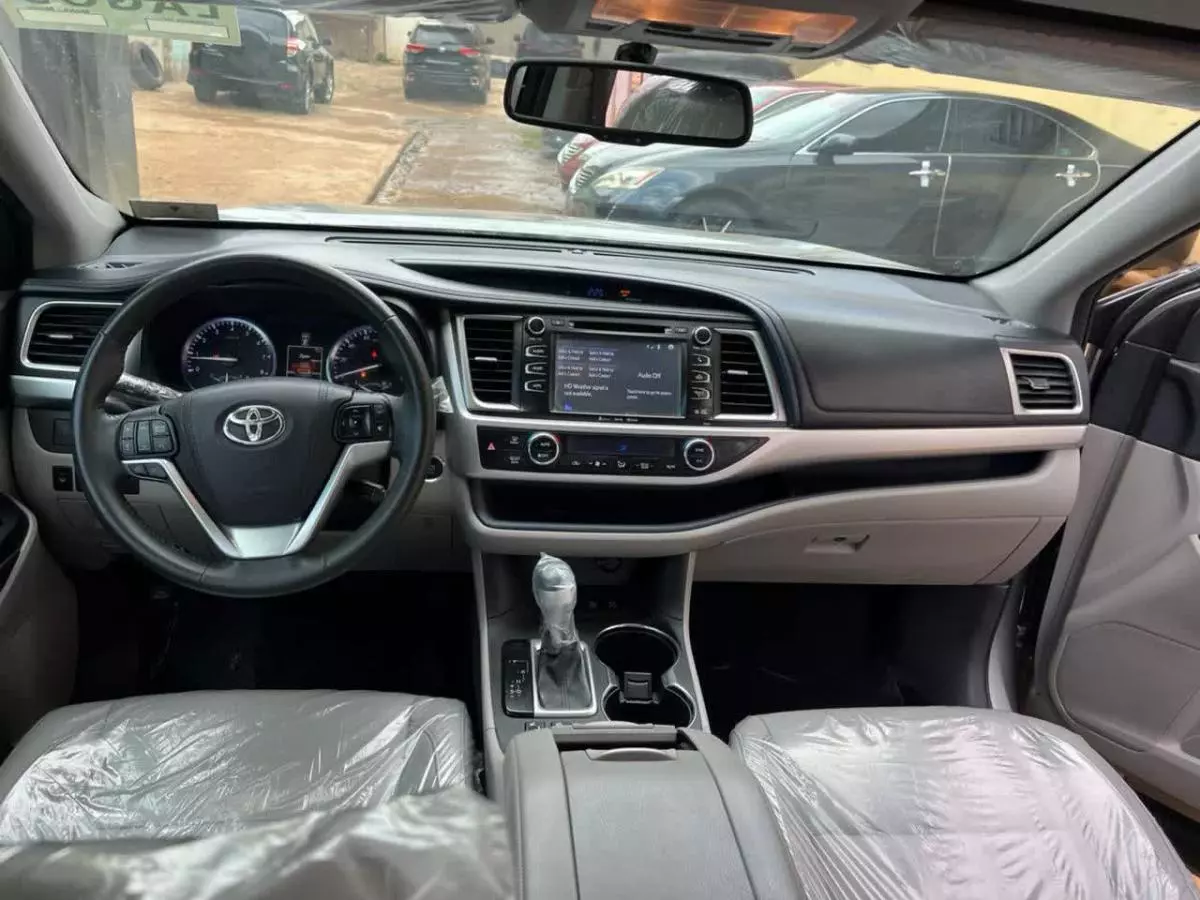 Toyota Highlander   - 2016