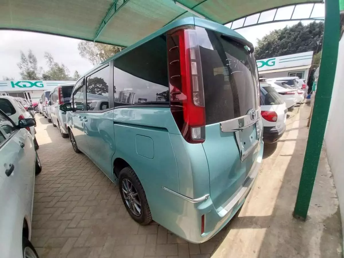 Toyota Noah   - 2017