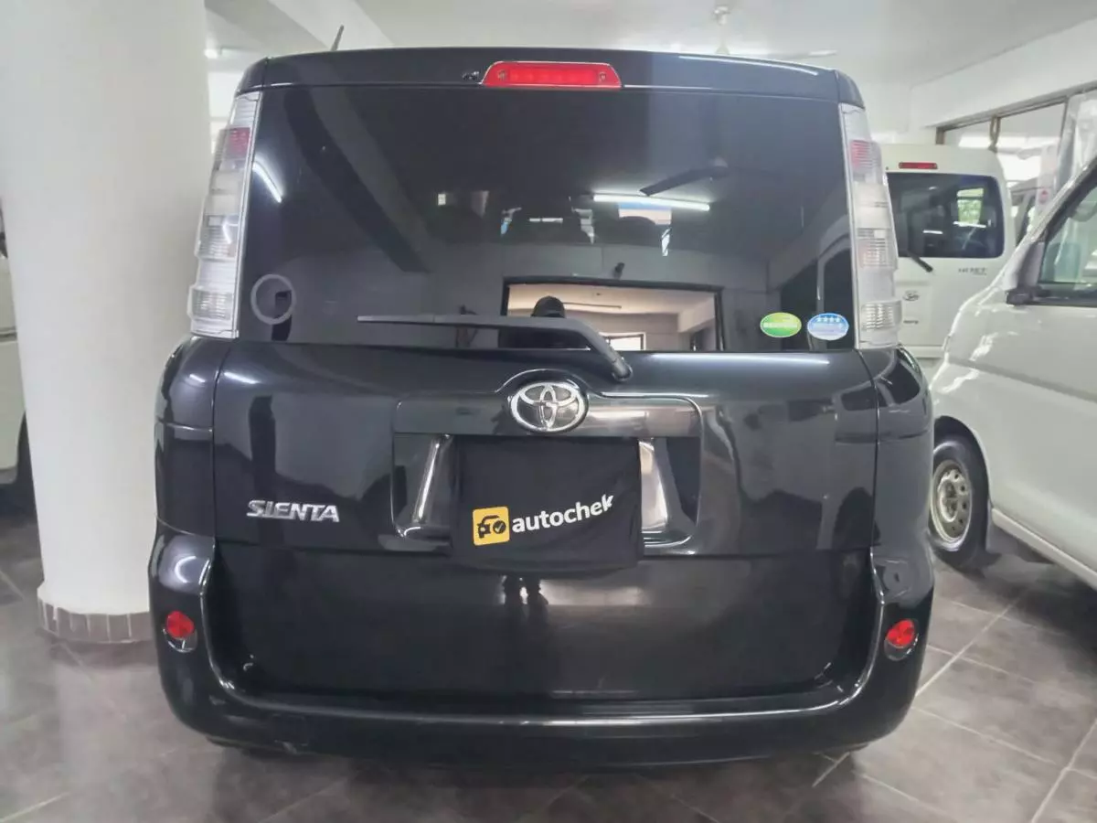 Toyota Sienta - 2014