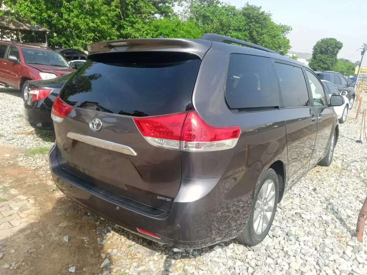 Toyota Sienna   - 2011