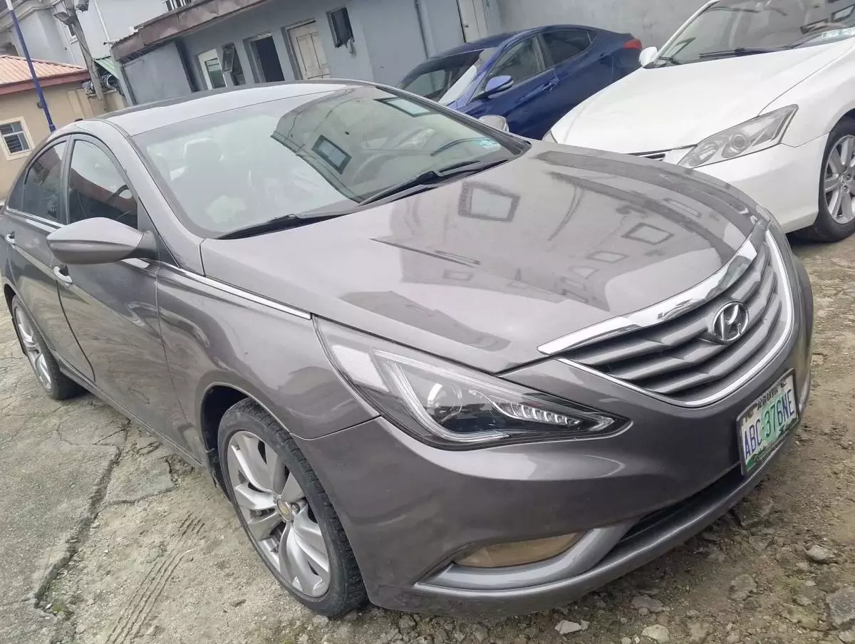 Hyundai Sonata   - 2011