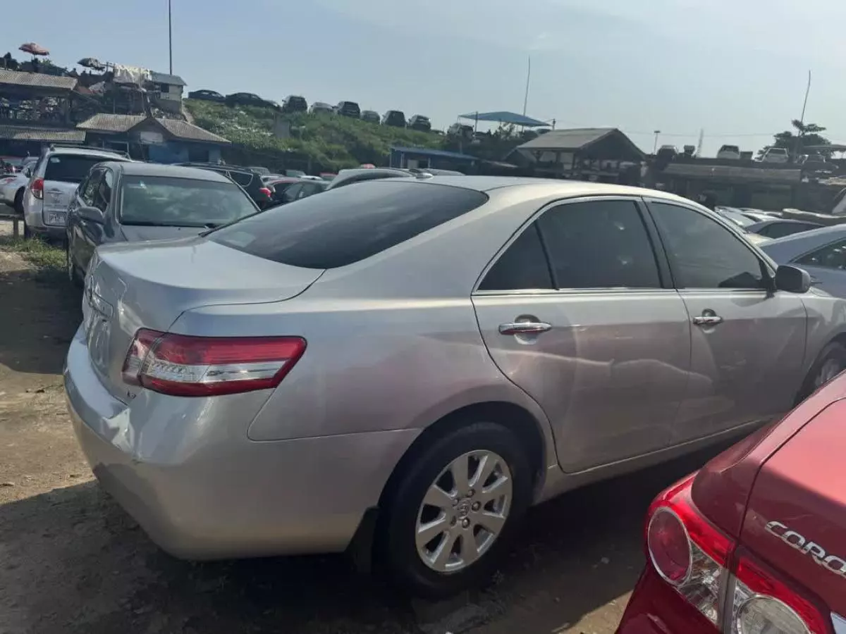 Toyota Camry   - 2011