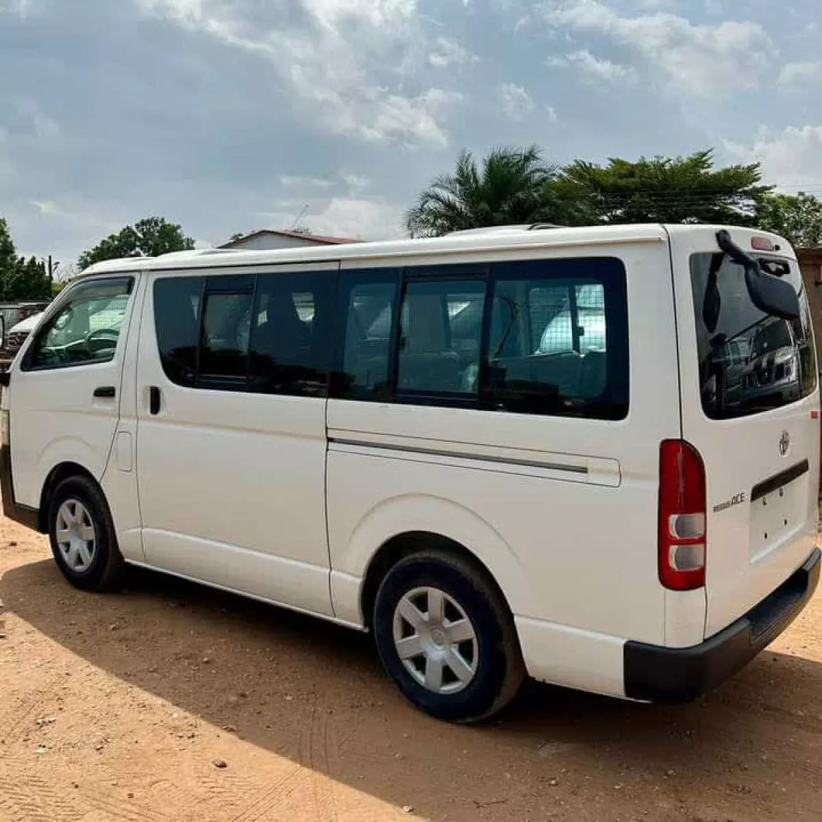 Toyota Hiace   - 2012