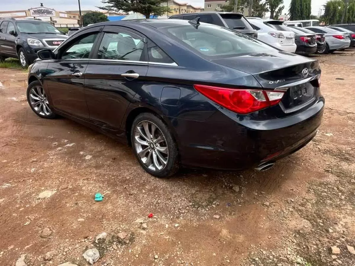 Hyundai Sonata   - 2011