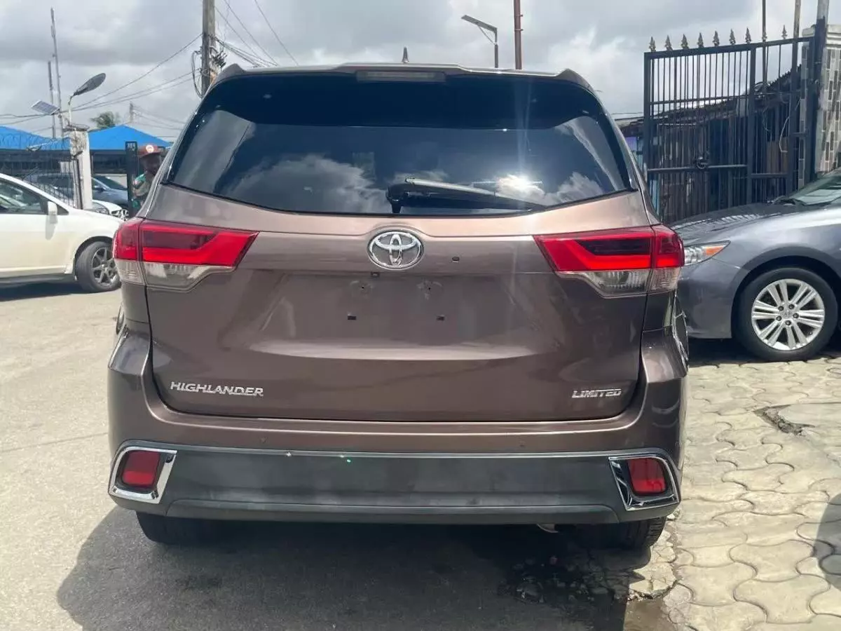 Toyota Highlander   - 2017