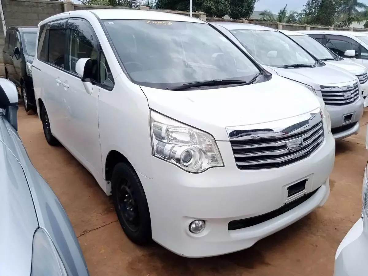 Toyota Noah   - 2011