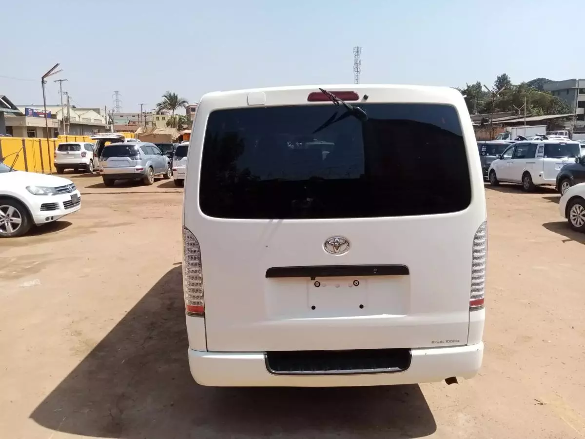 Toyota Hiace   - 2012