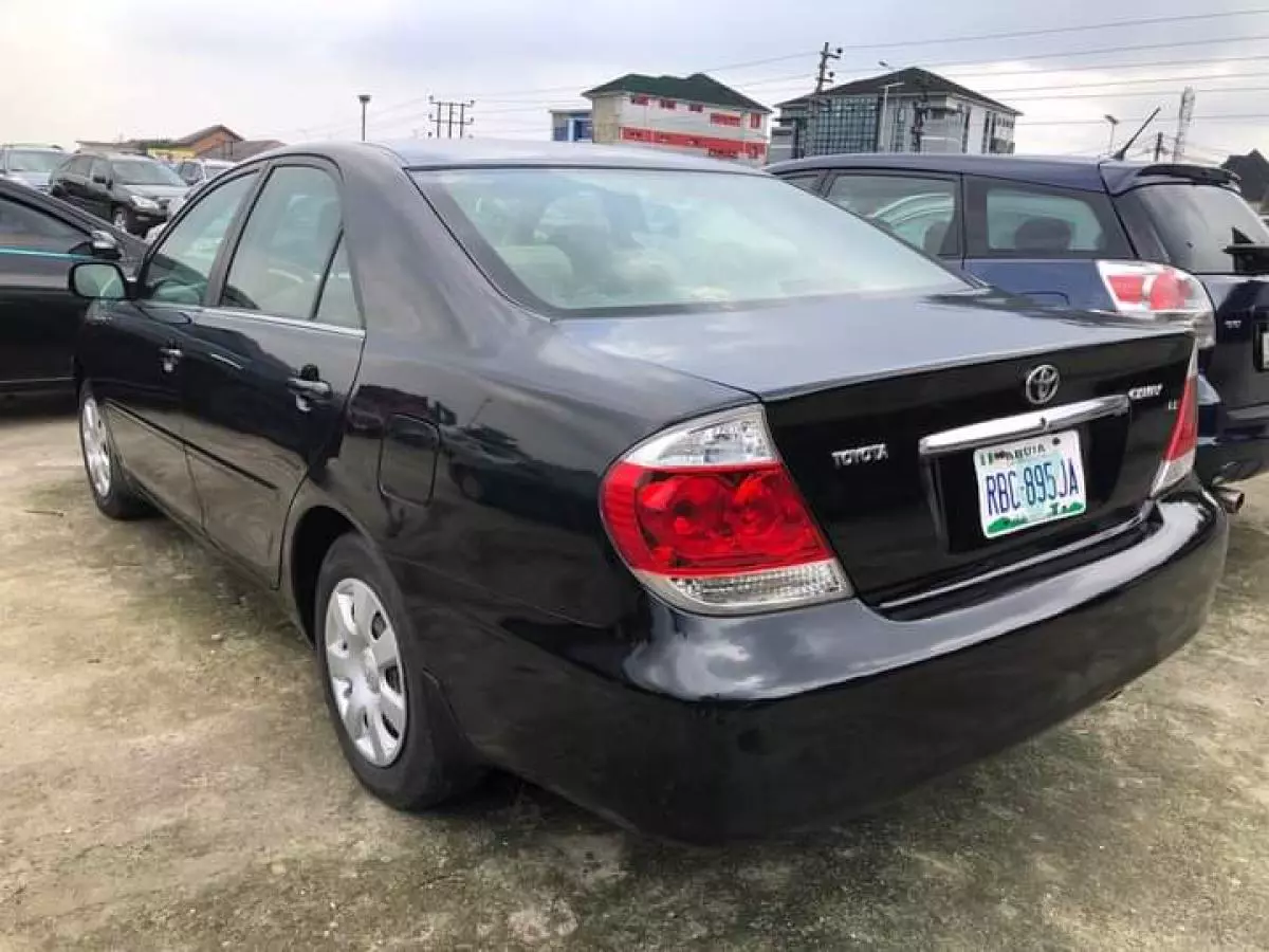 Toyota Camry   - 2005