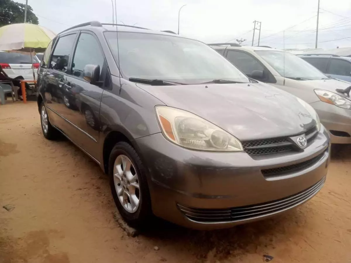 Toyota Sienna   - 2004