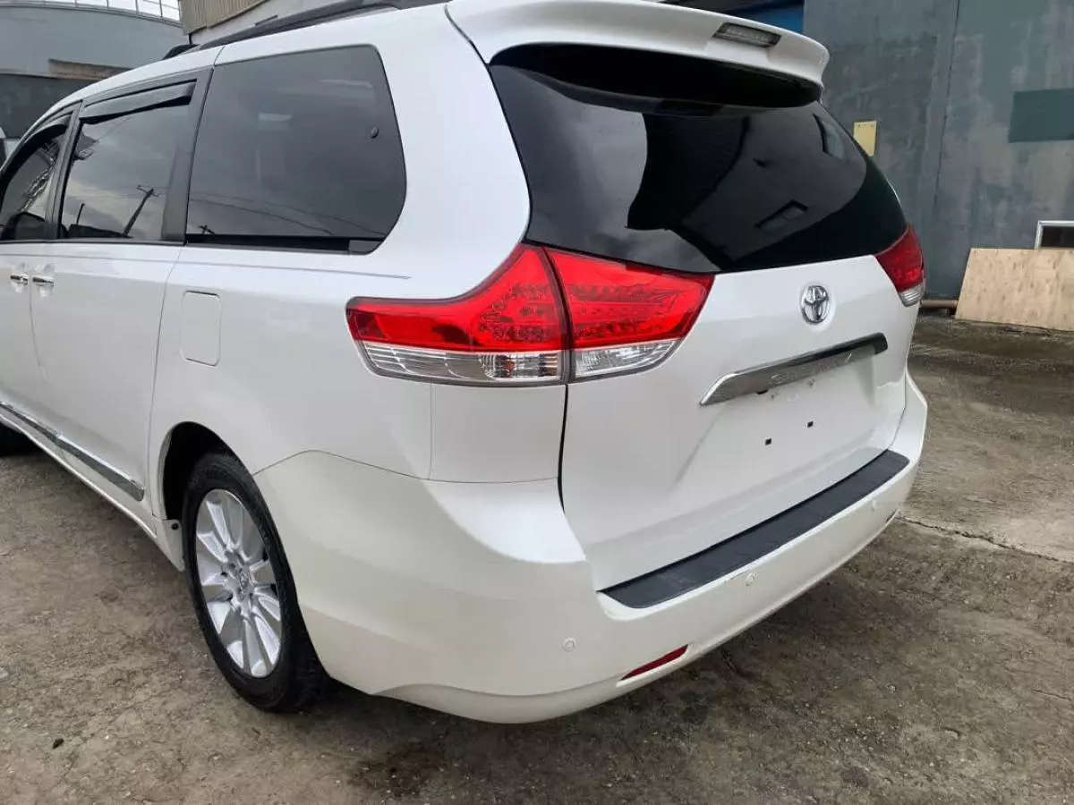 Toyota Sienna   - 2013