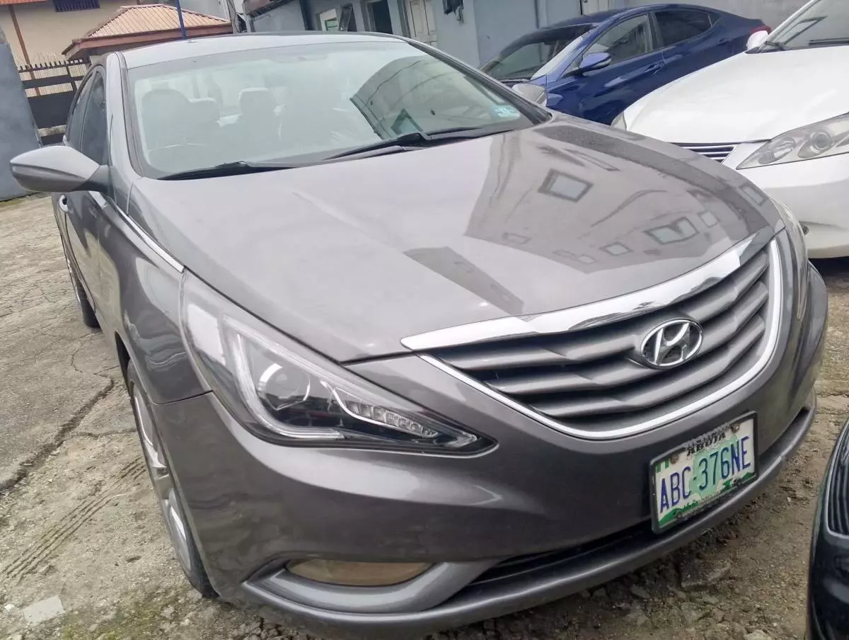 Hyundai Sonata   - 2011