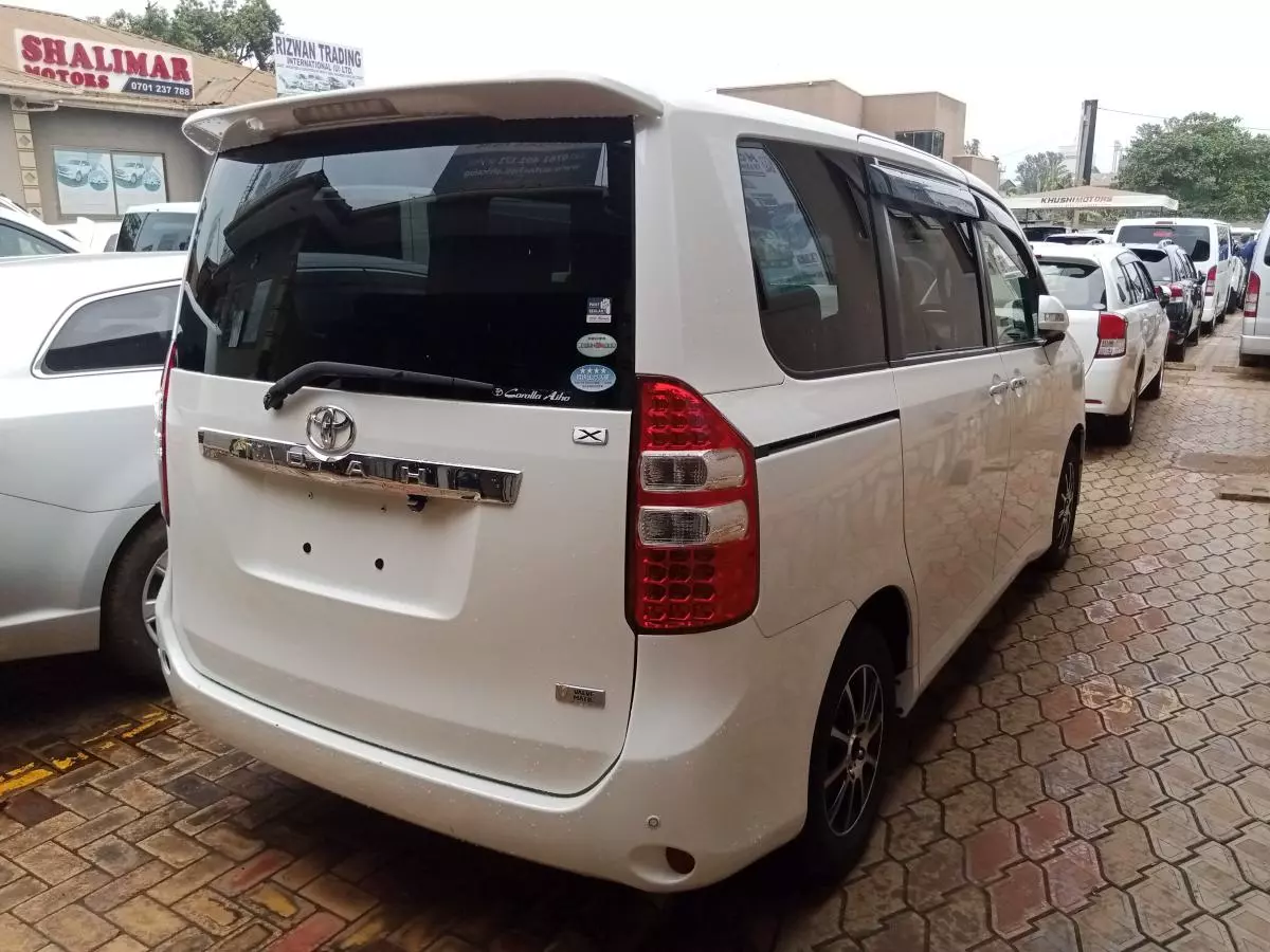 Toyota Noah   - 2012