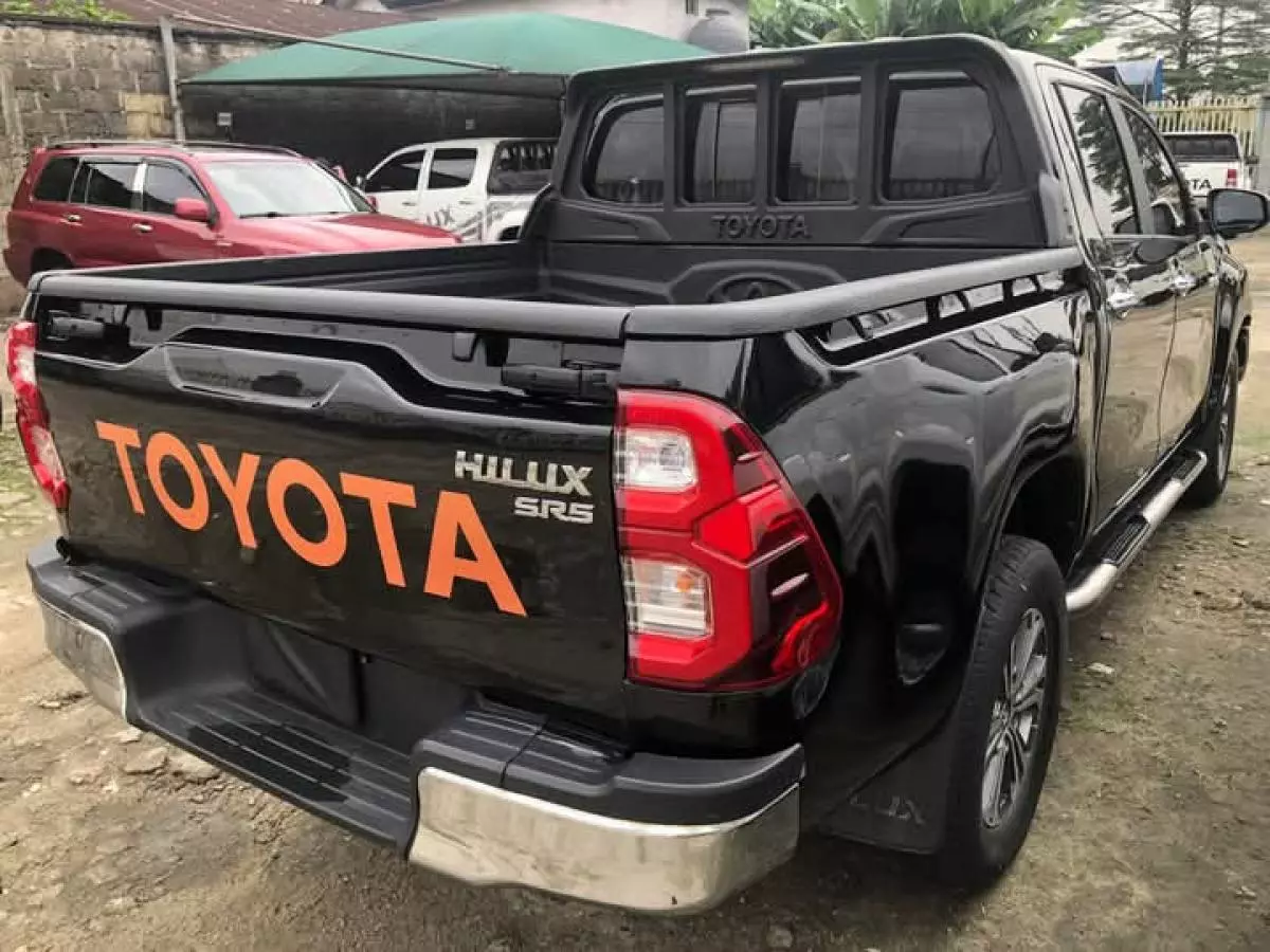 Toyota Hilux   - 2021