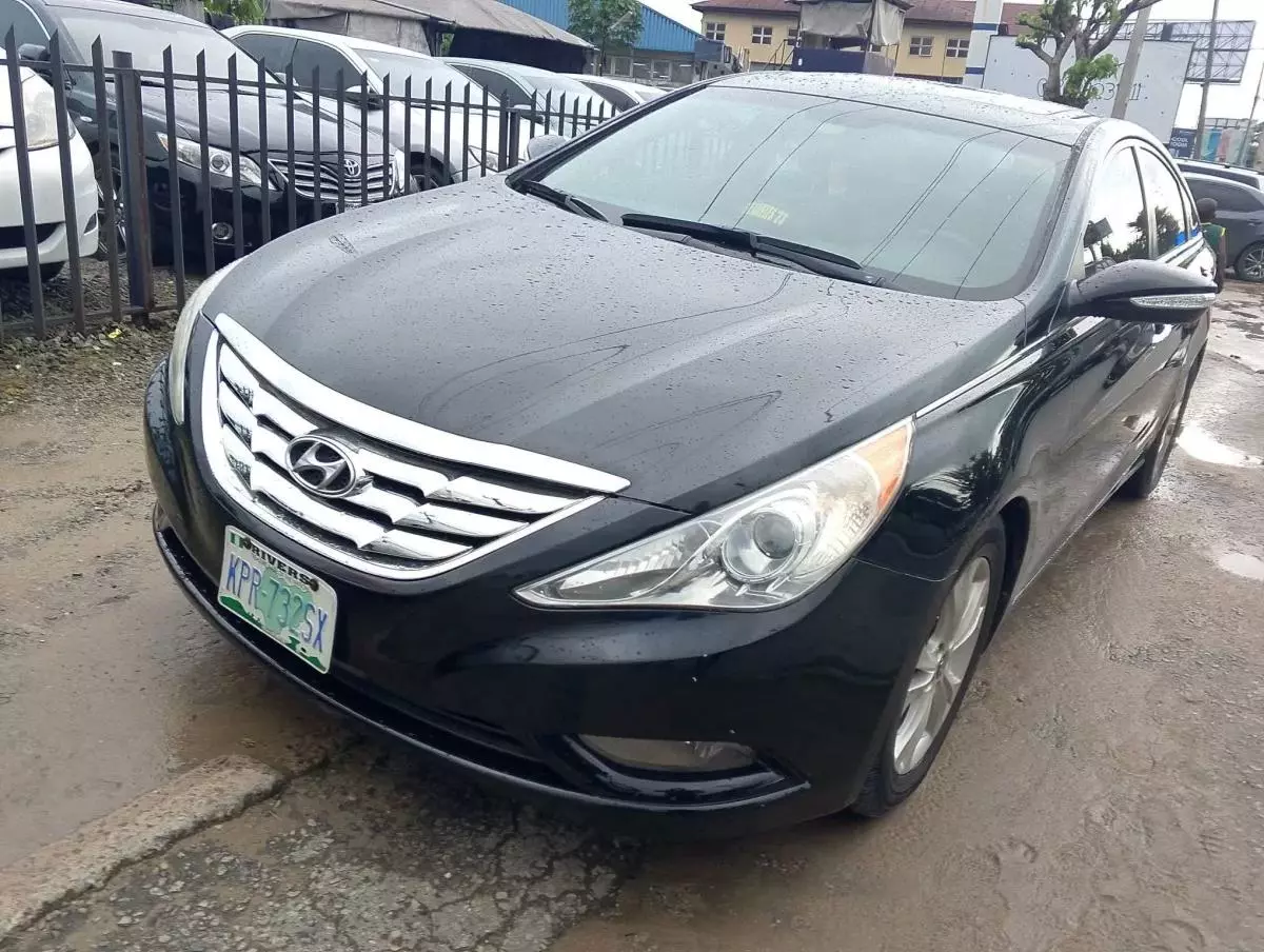 Hyundai Sonata   - 2011