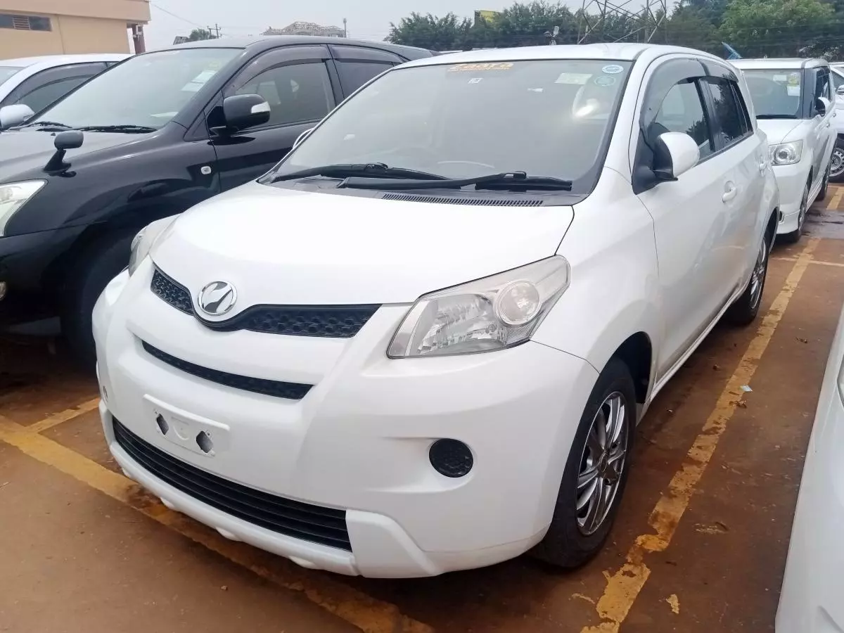 Toyota Ist    - 2011