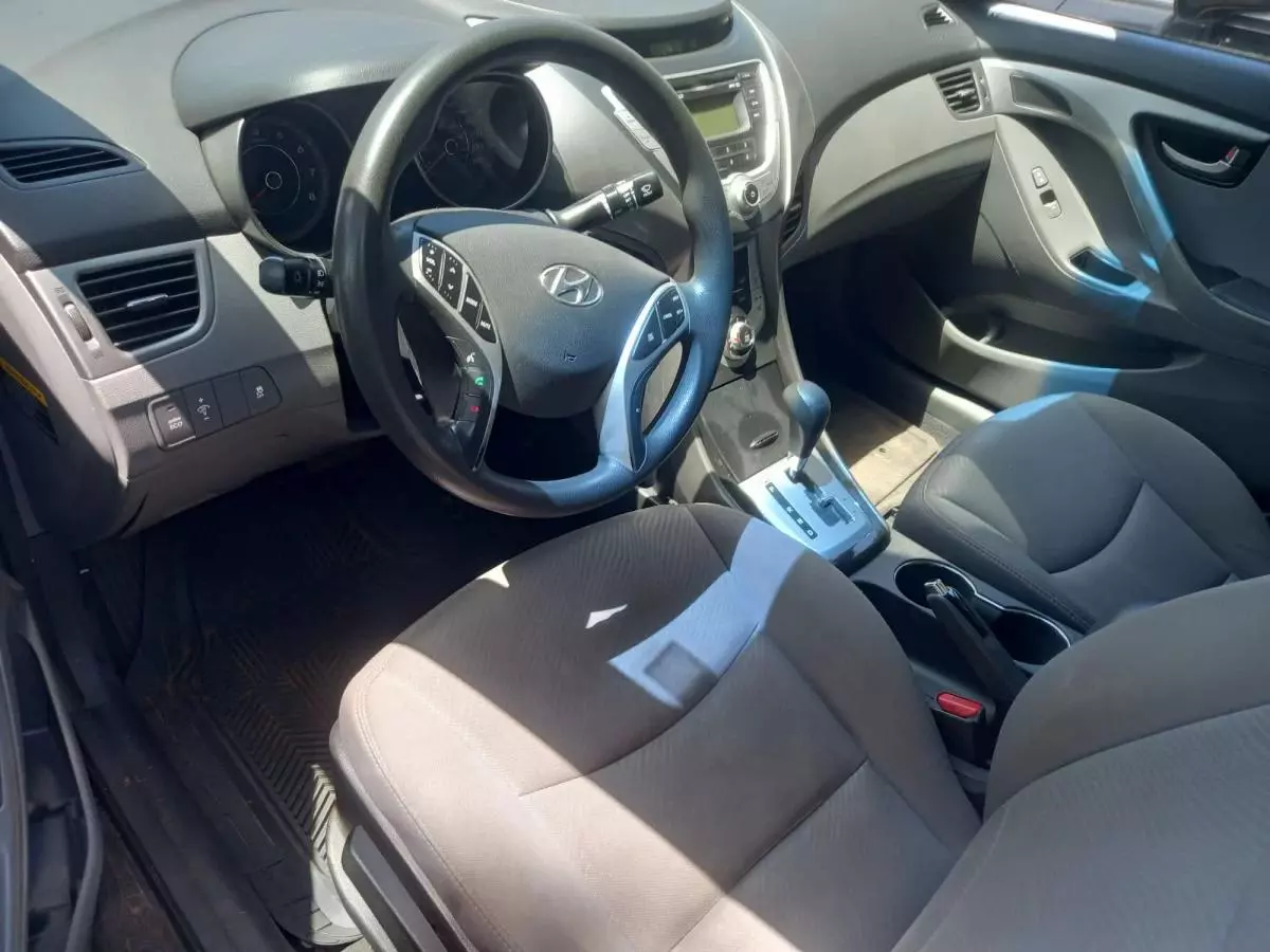 Hyundai Elantra   - 2012