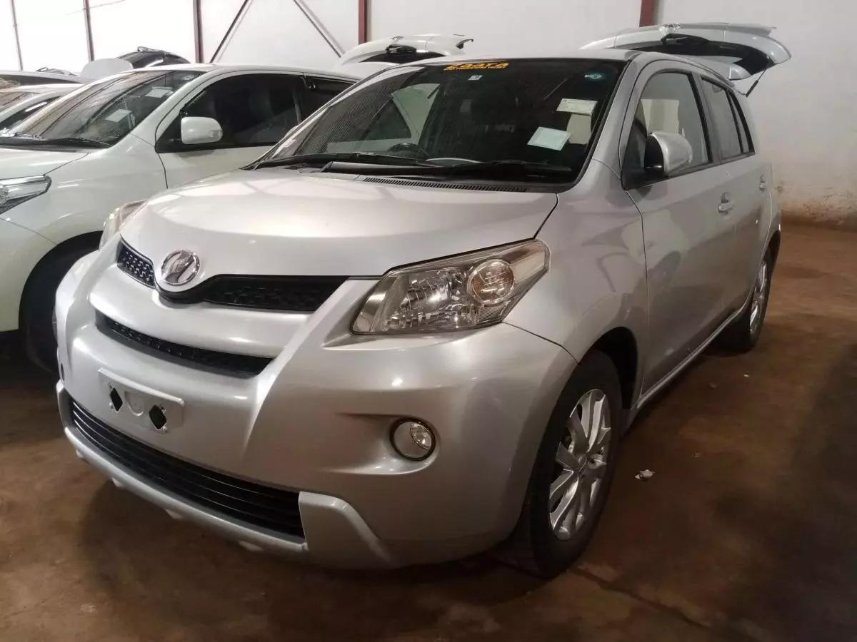 Toyota Ist    - 2010