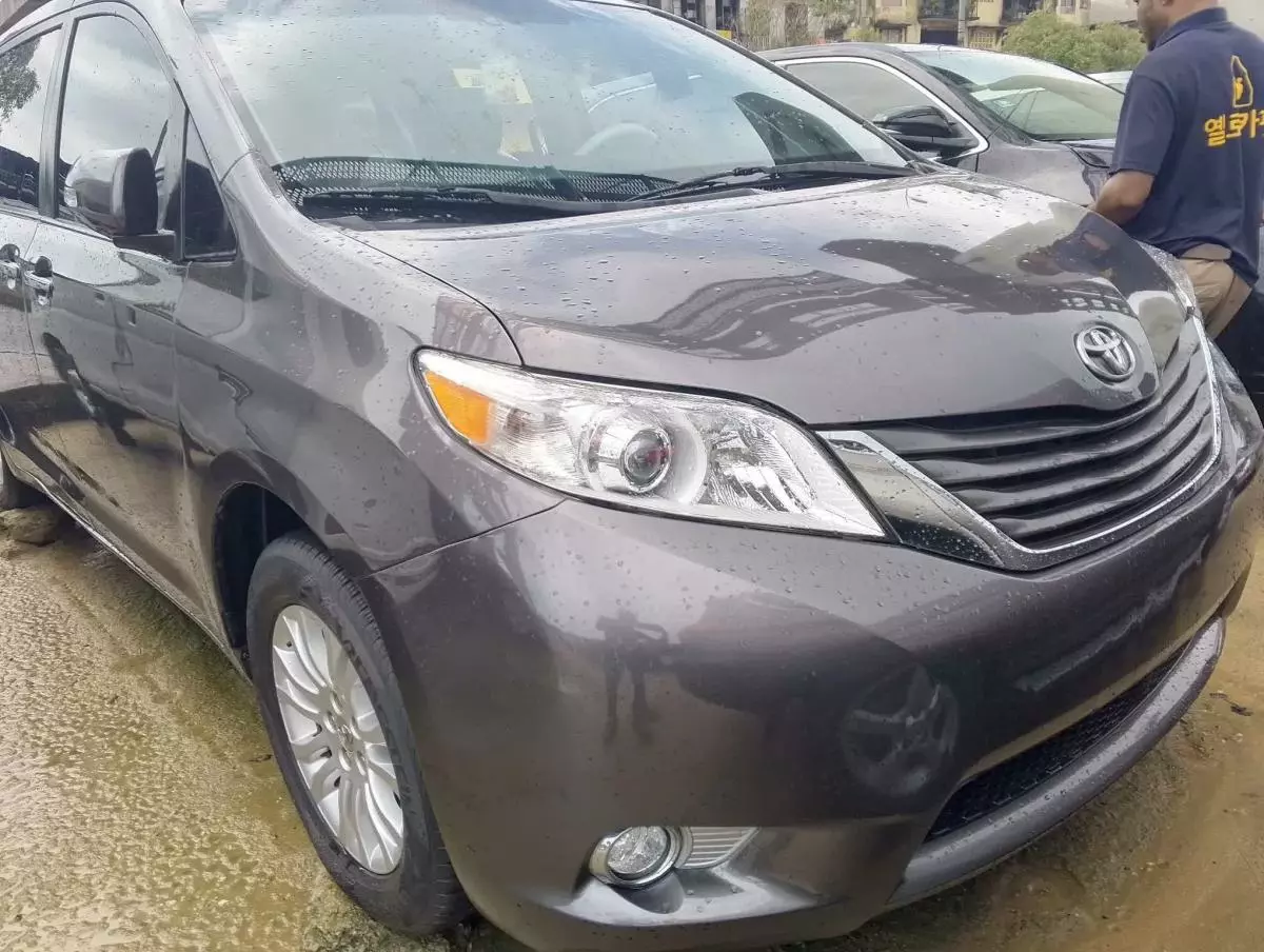 Toyota Sienna   - 2013