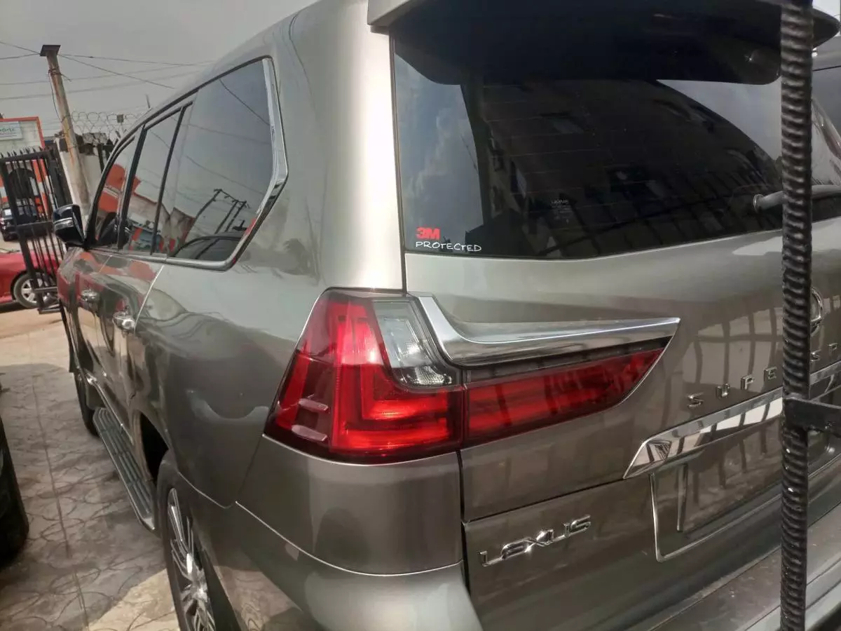 Lexus LX 570 - 2021