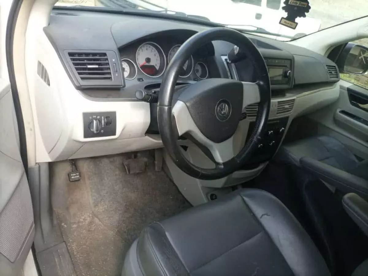 Volkswagen Routan - 2010