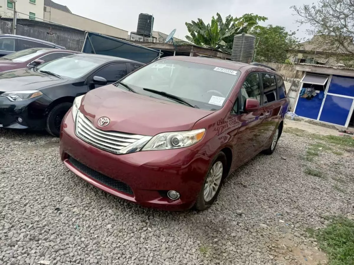 Toyota Sienna   - 2011