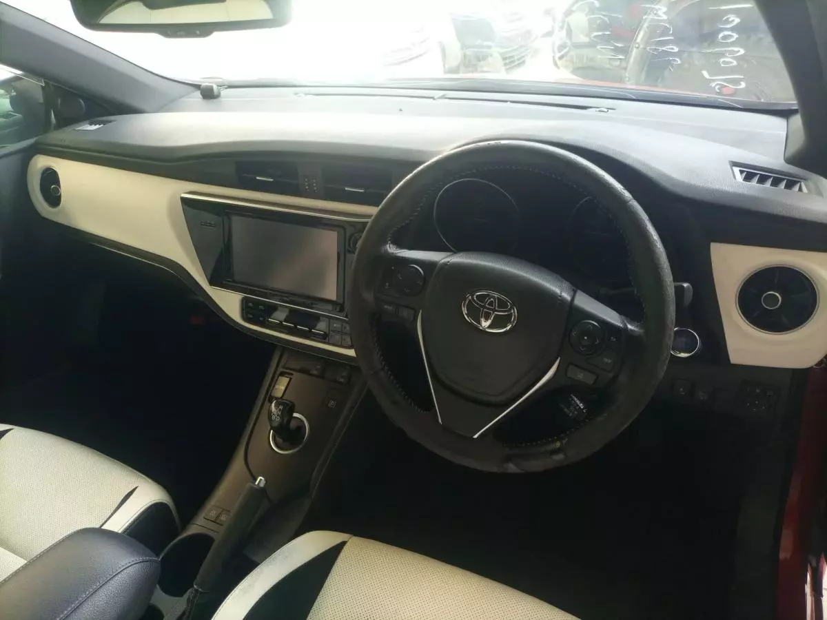 Toyota Auris Hybrid   - 2016