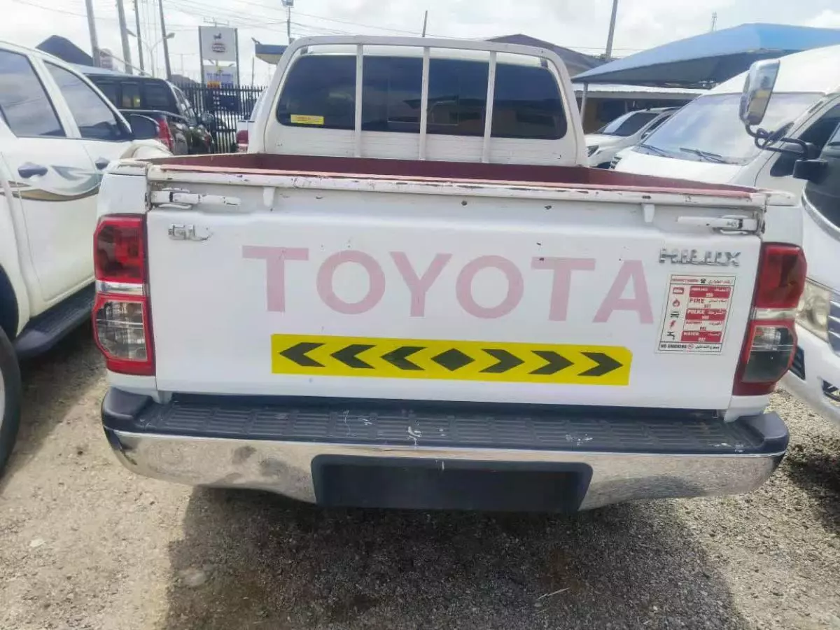 Toyota Hilux   - 2015