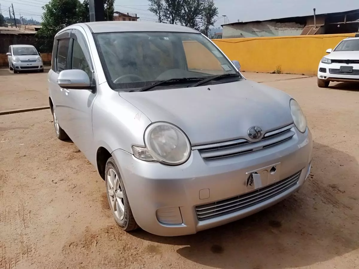 Toyota Sienta   - 2009