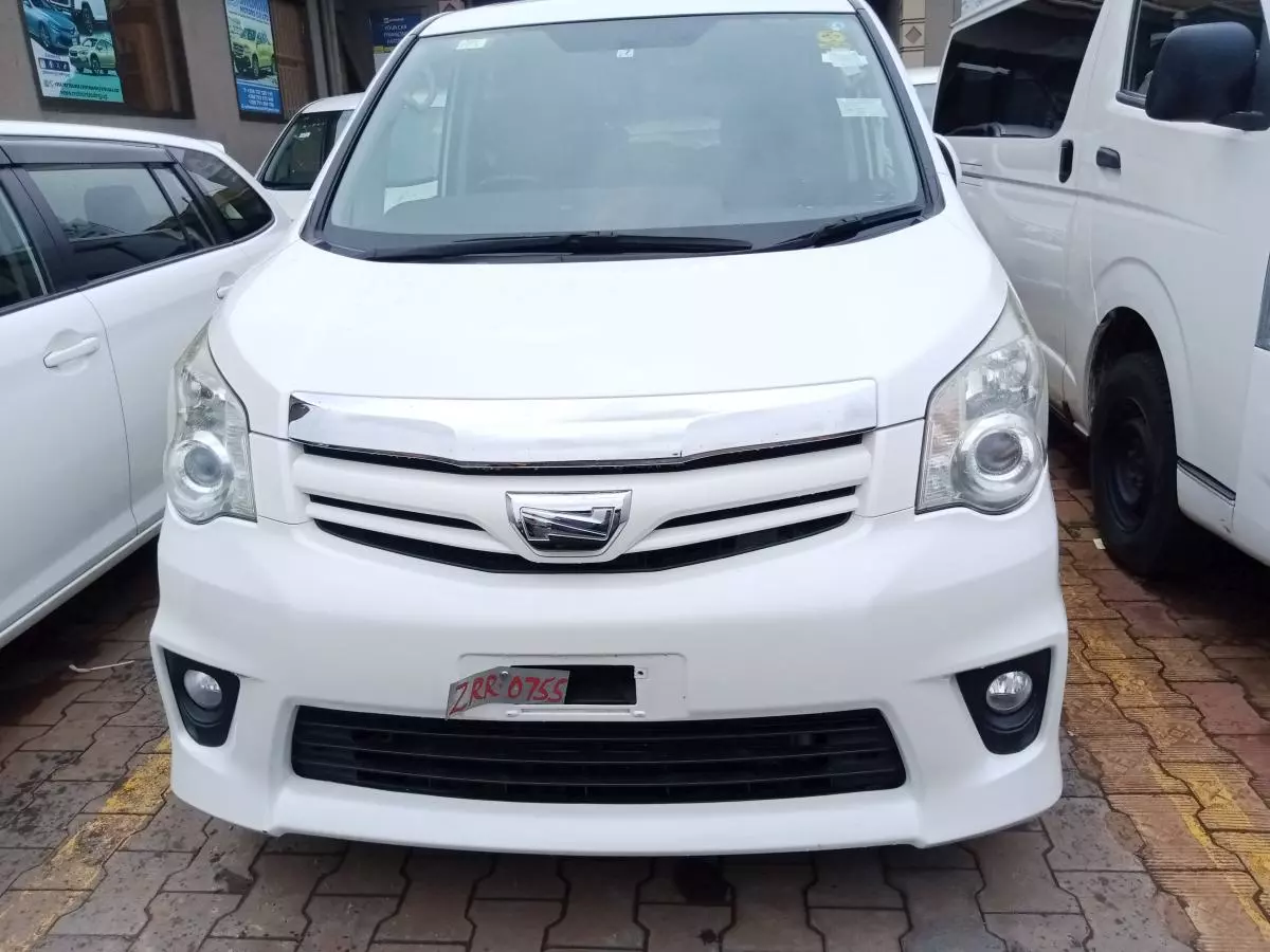 Toyota Noah   - 2012