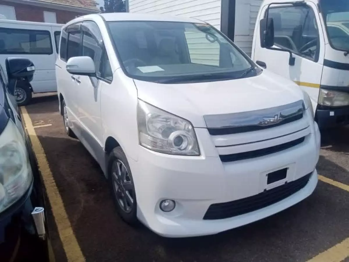 Toyota Noah   - 2010