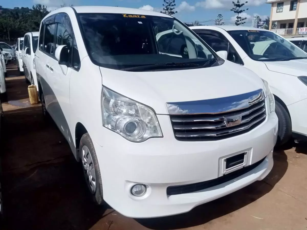 Toyota Noah   - 2011