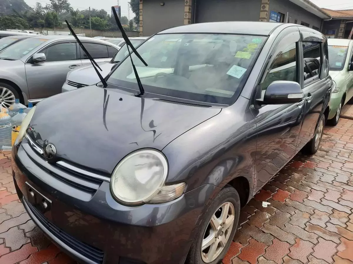 Toyota Sienta - 2009