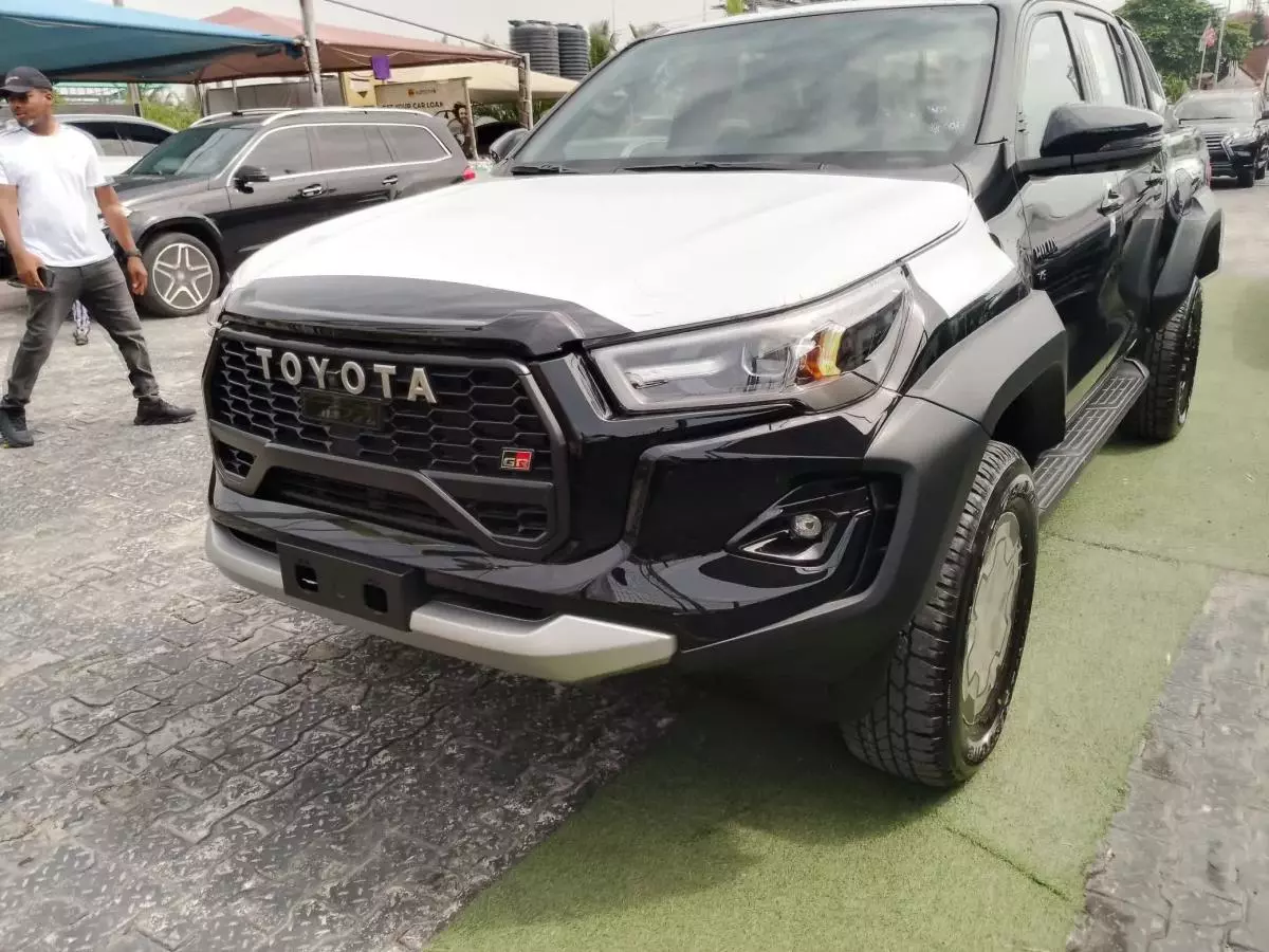 Toyota Hilux    - 2024