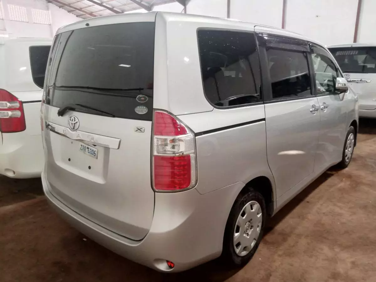 Toyota Noah   - 2009