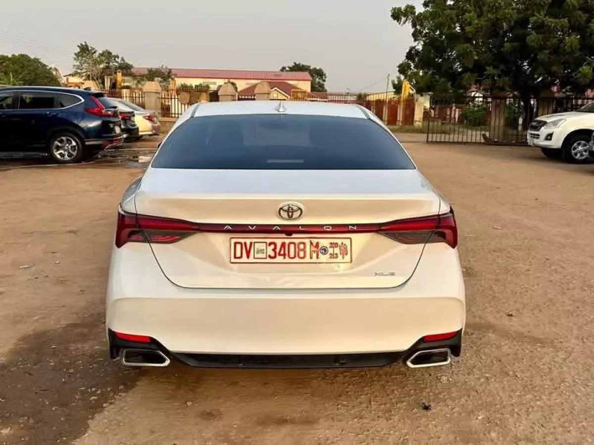 Toyota Avalon   - 2019