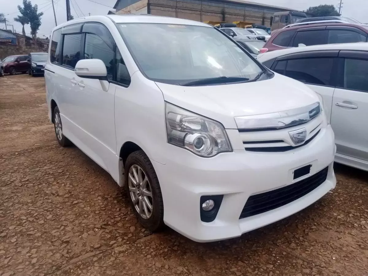 Toyota Noah   - 2010