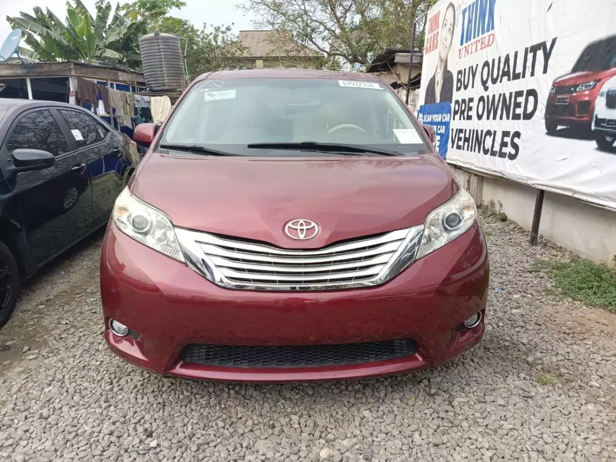 Toyota Sienna   - 2011