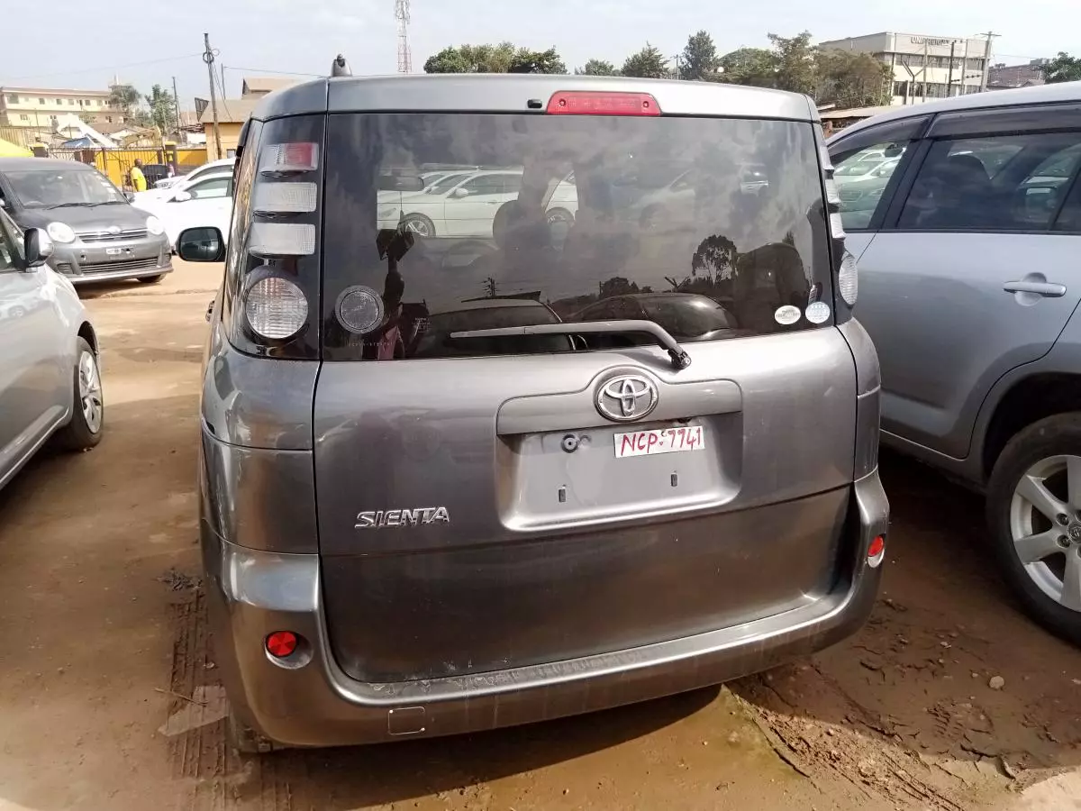 Toyota Sienta   - 2009