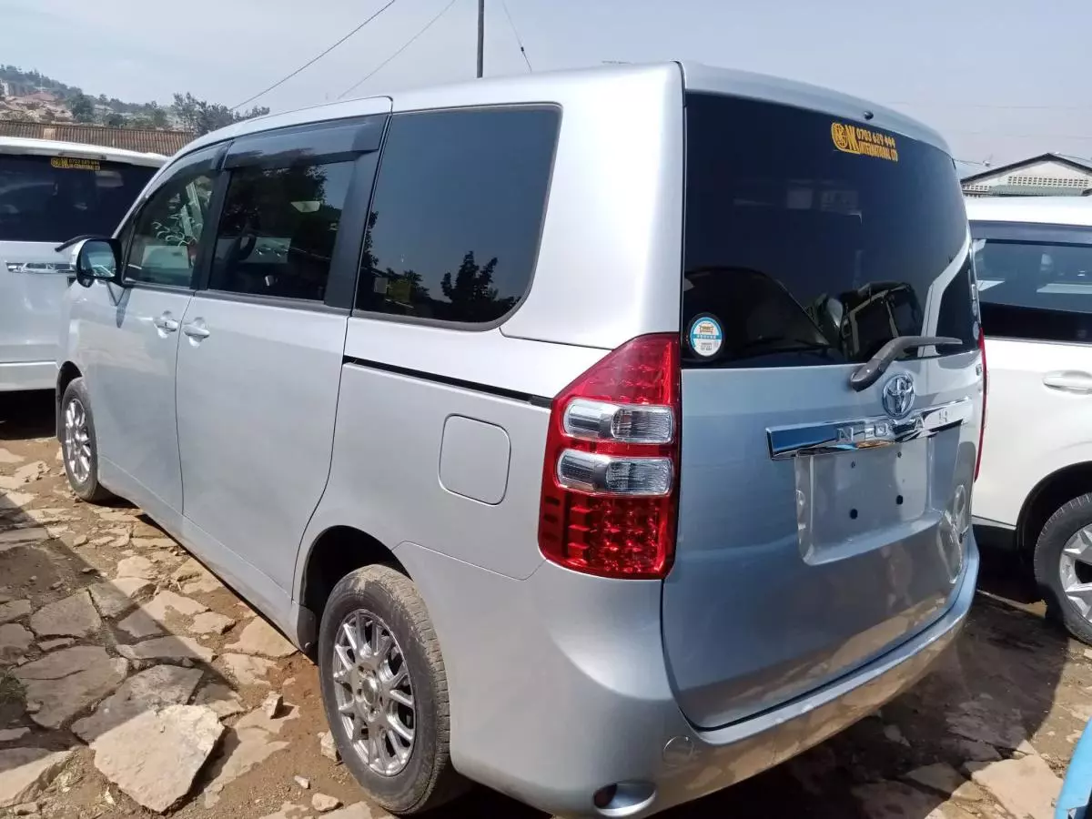 Toyota Noah   - 2009